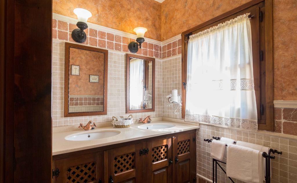 Hotel De Montana Cueva Ahumada Villaverde De Guadalimar Zimmer foto